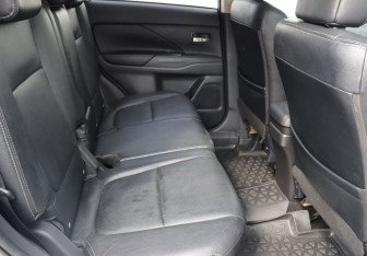 Подержанный автомобиль Mitsubishi Outlander 2012 года (21 фото)