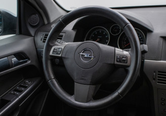 Подержанный автомобиль Opel Astra Hatchback 2006 года (15 фото)