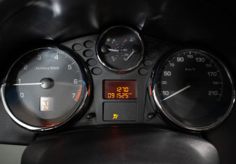 Подержанный автомобиль Peugeot 207 Hatchback 2008 года (12 фото)