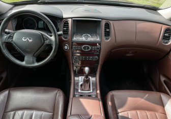 Подержанный автомобиль Infiniti QX50 2013 года (12 фото)