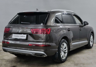 Подержанный автомобиль Audi Q7 2015 года (5 фото)