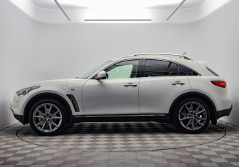 Подержанный автомобиль Infiniti FX 2010 года (9 фото)