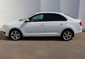 Подержанный автомобиль Skoda Rapid Liftback 2014 года (8 фото)