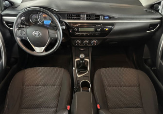 Подержанный автомобиль Toyota Corolla Sedan 2013 года (11 фото)