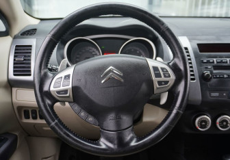 Подержанный автомобиль Citroen C-Crosser 2008 года (14 фото)