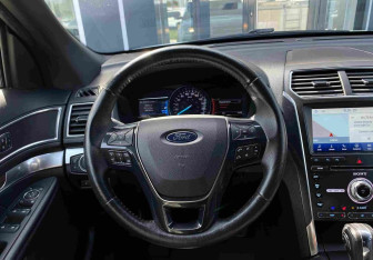 Подержанный автомобиль Ford Explorer 2018 года (32 фото)