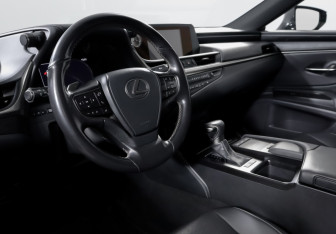 Подержанный автомобиль Lexus ES 2019 года (14 фото)