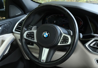 Подержанный автомобиль BMW X6 2021 года (17 фото)