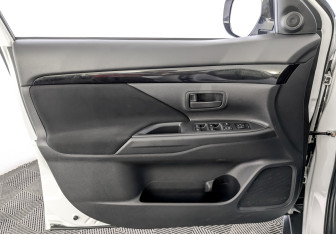 Подержанный автомобиль Mitsubishi Outlander 2020 года (19 фото)