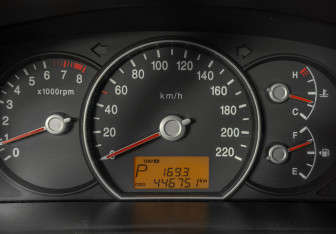 Подержанный автомобиль Kia Carens 2011 года (12 фото)