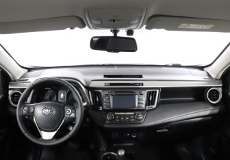 Подержанный автомобиль Toyota RAV4 2015 года (12 фото)