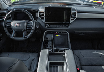 Подержанный автомобиль Toyota Tundra 2022 года (10 фото)