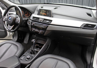 Подержанный автомобиль BMW X1 2015 года (11 фото)