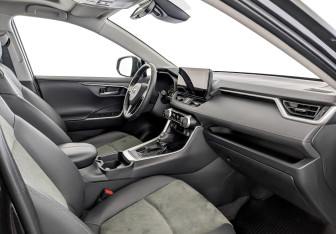 Подержанный автомобиль Toyota RAV4 2024 года (11 фото)