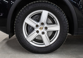 Подержанный автомобиль Porsche Cayenne 2011 года (25 фото)