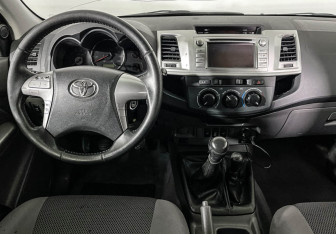 Подержанный автомобиль Toyota Hilux 2013 года (12 фото)