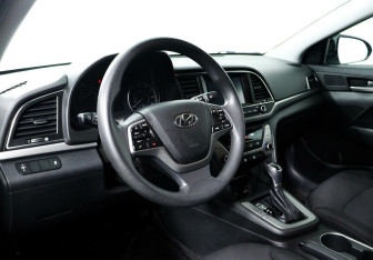 Подержанный автомобиль Hyundai Elantra Sedan 2018 года (10 фото)