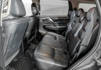 Подержанный автомобиль Mitsubishi Pajero Sport 2018 года (12 фото)