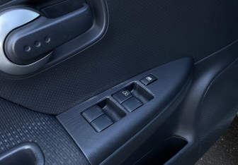 Подержанный автомобиль Nissan Note 2010 года (17 фото)