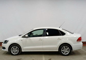Подержанный автомобиль Volkswagen Polo Sedan 2012 года (8 фото)