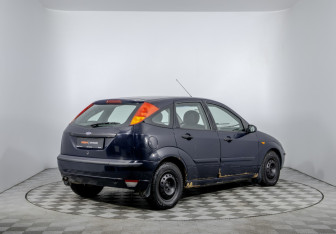 Подержанный автомобиль Ford Focus Sedan 2003 года (5 фото)