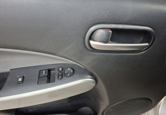 Подержанный автомобиль Mazda 2 Hatchback 2009 года (17 фото)