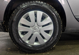 Подержанный автомобиль Renault Fluence 2012 года (16 фото)