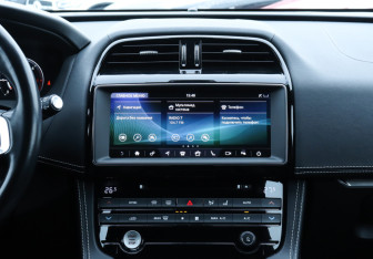 Подержанный автомобиль Jaguar F-Pace 2017 года (15 фото)