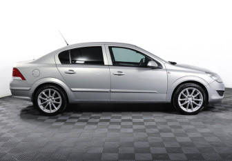 Подержанный автомобиль Opel Astra Sedan 2009 года (4 фото)