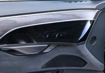 Подержанный автомобиль Audi A8 2022 года (23 фото)