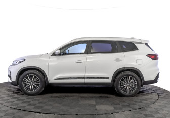 Подержанный автомобиль Chery Tiggo 8 2024 года (8 фото)