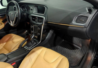 Подержанный автомобиль Volvo V40 Cross Country 2019 года (11 фото)