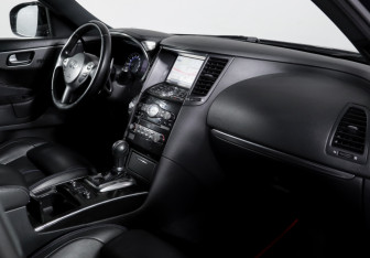Подержанный автомобиль Infiniti QX70 2017 года (9 фото)