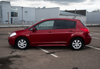 Подержанный автомобиль Nissan Tiida Hatchback 2012 года (8 фото)