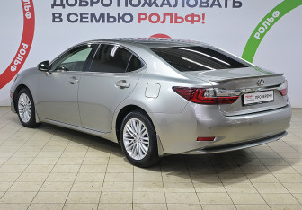 Подержанный автомобиль Lexus ES 2016 года (6 фото)