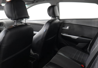 Подержанный автомобиль Kia Rio Hatchback 2015 года (12 фото)