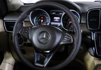Подержанный автомобиль Mercedes-Benz GLE 2016 года (13 фото)