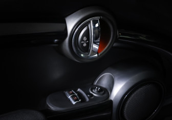 Подержанный автомобиль MINI Hatch 2018 года (18 фото)