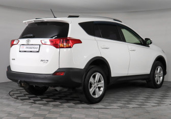 Подержанный автомобиль Toyota RAV4 2013 года (5 фото)