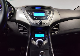 Подержанный автомобиль Hyundai Elantra Sedan 2012 года (17 фото)