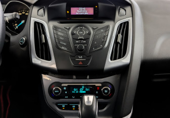 Подержанный автомобиль Ford Focus Hatchback 2012 года (15 фото)