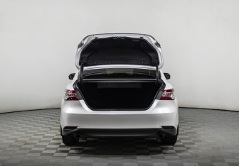 Подержанный автомобиль Toyota Camry Sedan 2018 года (20 фото)