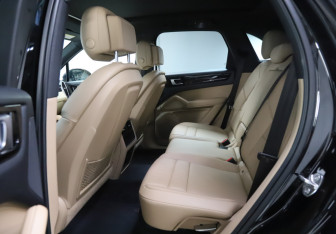 Подержанный автомобиль Porsche Cayenne 2020 года (10 фото)