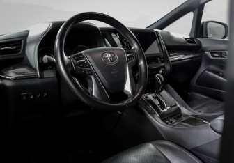 Подержанный автомобиль Toyota Alphard 2018 года (14 фото)