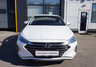 Подержанный автомобиль Hyundai Elantra Sedan 2019 года (2 фото)