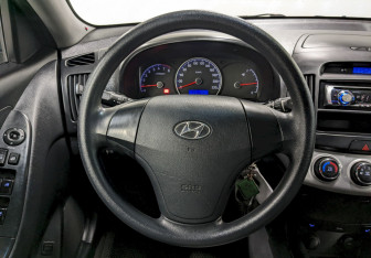 Подержанный автомобиль Hyundai Elantra Sedan 2010 года (24 фото)
