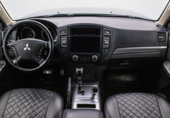 Подержанный автомобиль Mitsubishi Pajero 2013 года (13 фото)