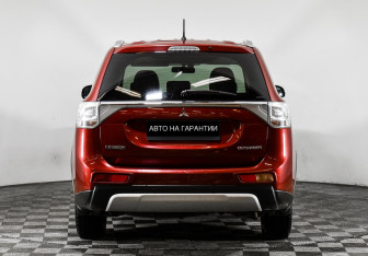 Подержанный автомобиль Mitsubishi Outlander 2014 года (4 фото)