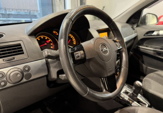 Подержанный автомобиль Opel Astra Wagon 2011 года (13 фото)