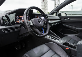 Подержанный автомобиль Volkswagen Golf R Hatchback 2021 года (11 фото)